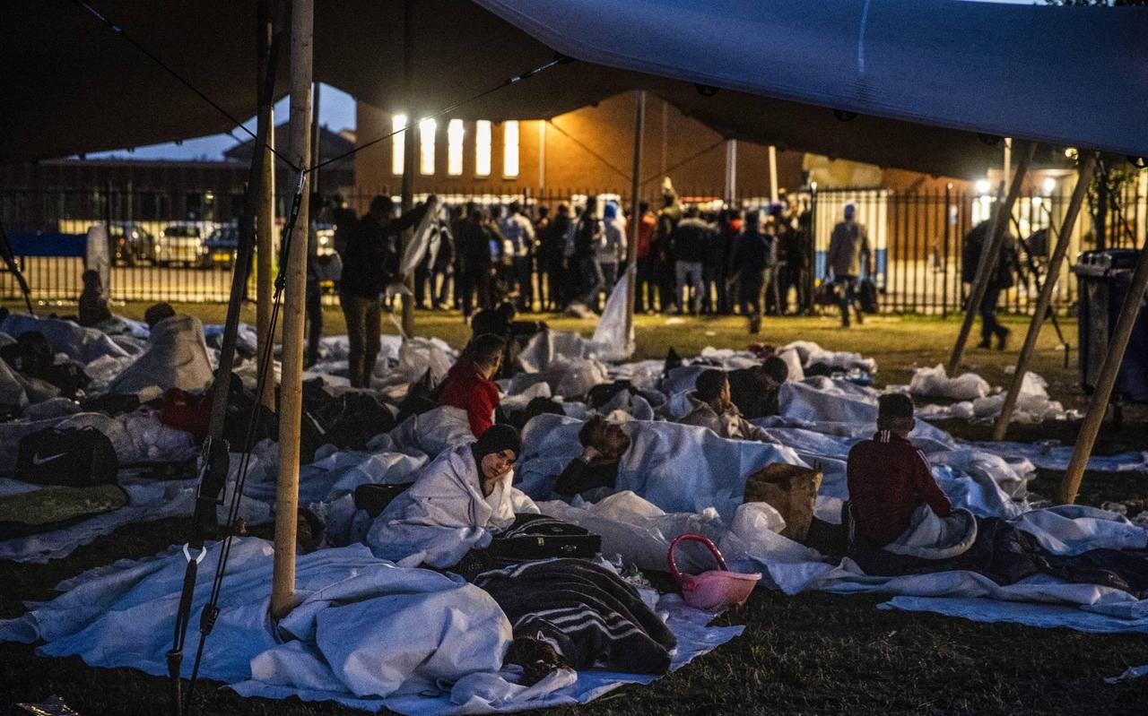 Asielzoekers slapen buiten in Ter Apel. Mede door de gebrekkige doorstroming van statushouders zijn de azc's in Nederland overvol. Asielzoekers slapen buiten in Ter Apel. Mede door de gebrekkige doorstroming van statushouders zijn de azc's in Nederland overvol.