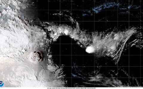 Aswolk na vulkaanuitbarsting Tonga te zien vanuit de ruimte