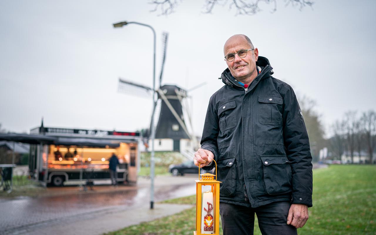 Predikant Jan Bos uit Rolde maakt dorpspodcast als vervanger voor kerstviering in de kerk.