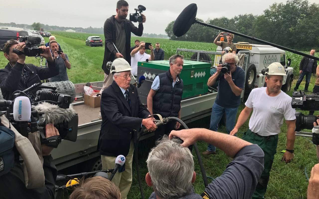 Hans Wiegelslaat de eerste paal voor het wolvenhek. Hans Wiegelslaat de eerste paal voor het wolvenhek.