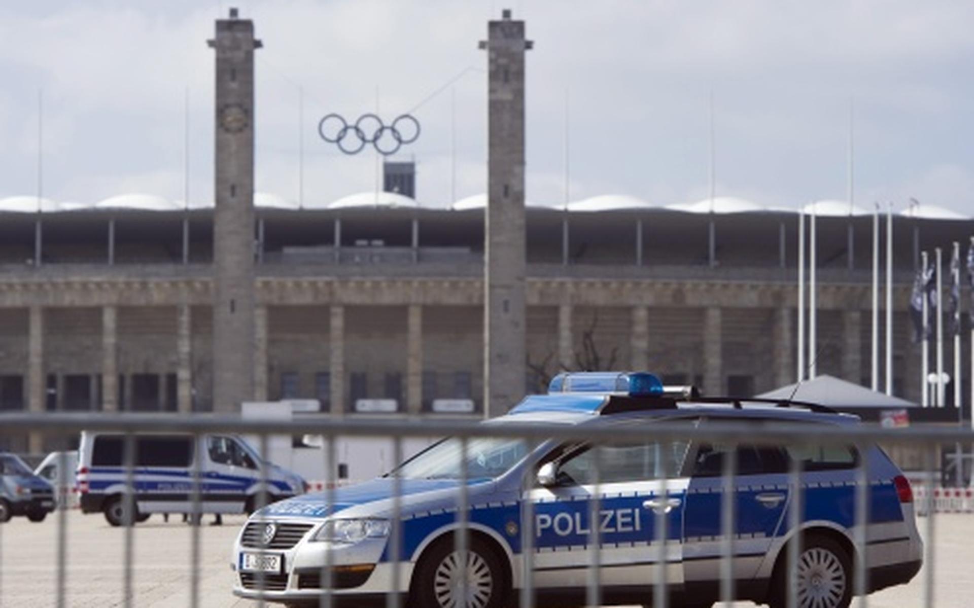 Grote politiemacht beveiligt duel Mannschaft