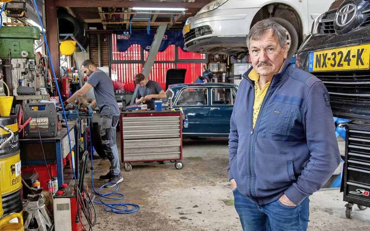 Luit Bijsma heeft een scheur in de muur van zijn garagebedrijf in Loppersum. Maar hij zegt wel: „Ik snap het best wel als de kraan verder open gaat.” Luit Bijsma heeft een scheur in de muur van zijn garagebedrijf in Loppersum. Maar hij zegt wel: „Ik snap het best wel als de kraan verder open gaat.”