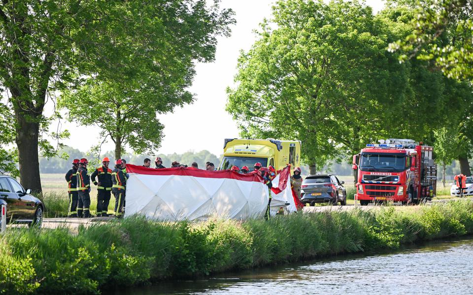 Auto botst frontaal tegen boom op de Tussenklappen Oostzijde tussen Muntendam en Zuidbroek.