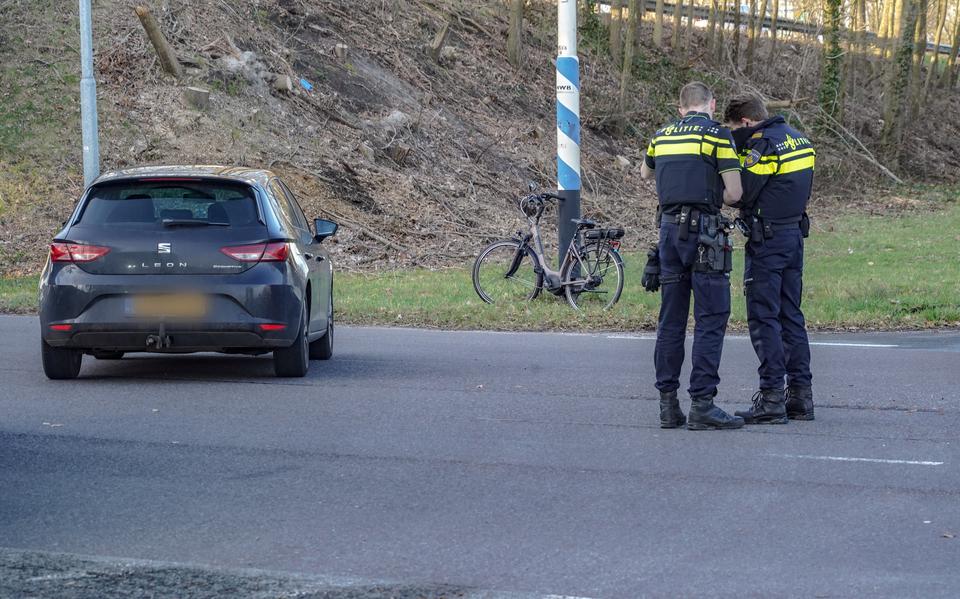 Fietser op e-bike raakt gewond bij botsing in Siddeburen. Deel Oudeweg bij afrit N33 tijdelijk dicht.