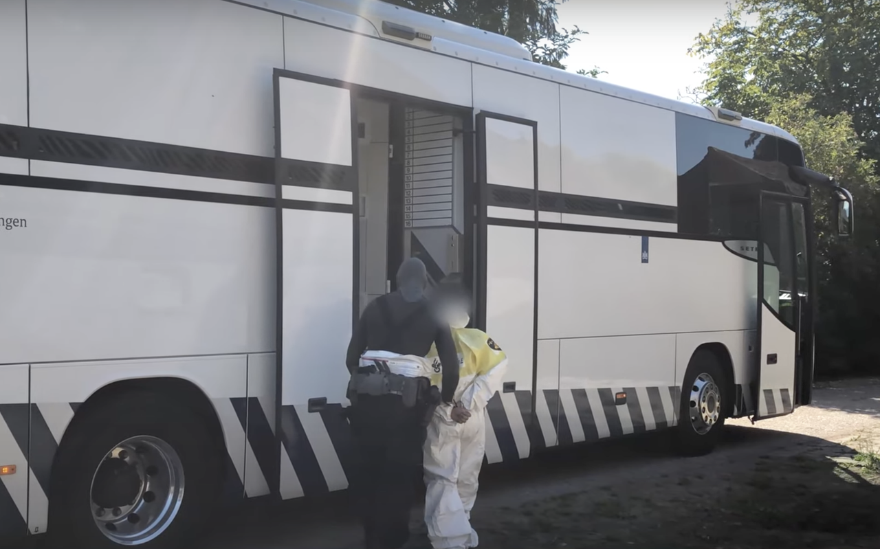 Een Colombiaan wordt in een cellenbus gestopt na zijn aanhouding in Nijeveen. Foto: Landelijke Eenheid Een Colombiaan wordt in een cellenbus gestopt na zijn aanhouding in Nijeveen. Foto: Landelijke Eenheid