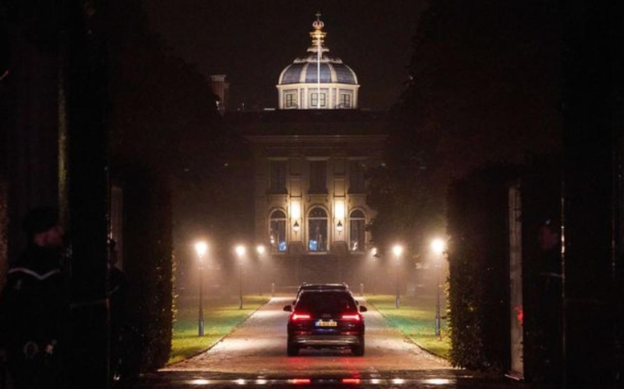 De koning en zijn gezin komen zaterdagavond terug op paleis Huis ten Bosch. De koning en zijn gezin komen zaterdagavond terug op paleis Huis ten Bosch.
