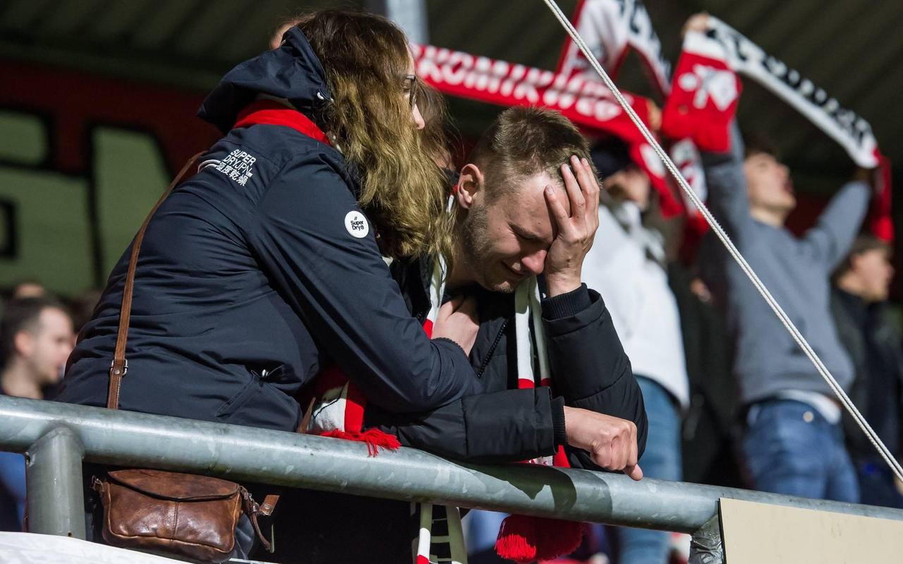 Treurende fans van FC Emmen op De Oude Meerdijk. Treurende fans van FC Emmen op De Oude Meerdijk.