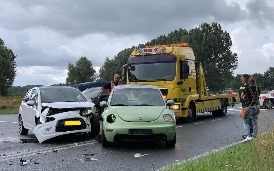 Ravage na kop-staartbotsing tussen Blijham en Winschoten. Drie autos total loss, inzittenden ongedeerd.