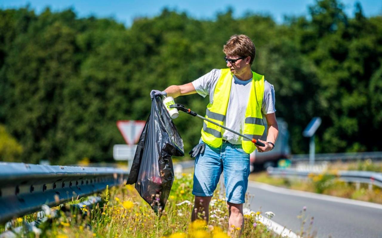 Je vindt in de berm veel energiedrank- en bierblikjes, maar die vormen ook een groot deel van het afval dat wel in de prullenbak terecht komt. Je vindt in de berm veel energiedrank- en bierblikjes, maar die vormen ook een groot deel van het afval dat wel in de prullenbak terecht komt.