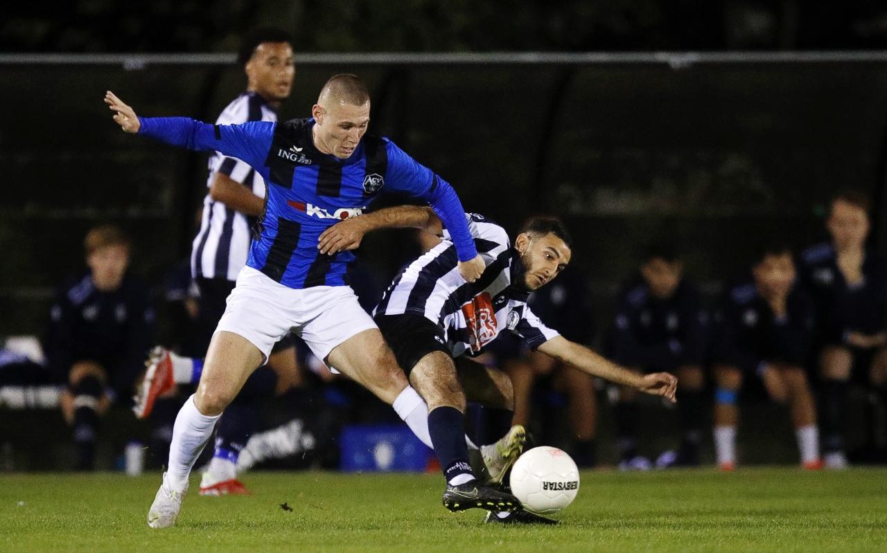 Freddy Quispel van ACV in duel met Oussama Lahri (R). Freddy Quispel van ACV in duel met Oussama Lahri (R).