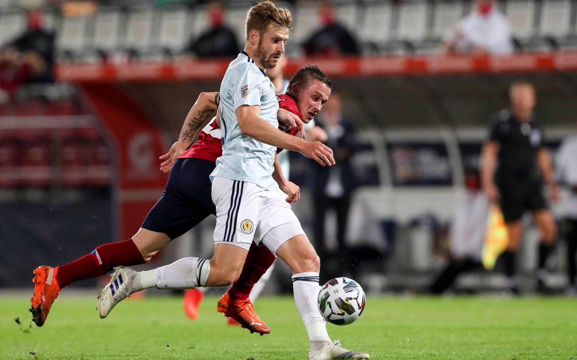 Schotland mist 3 voetballers door coronaregels in play-off