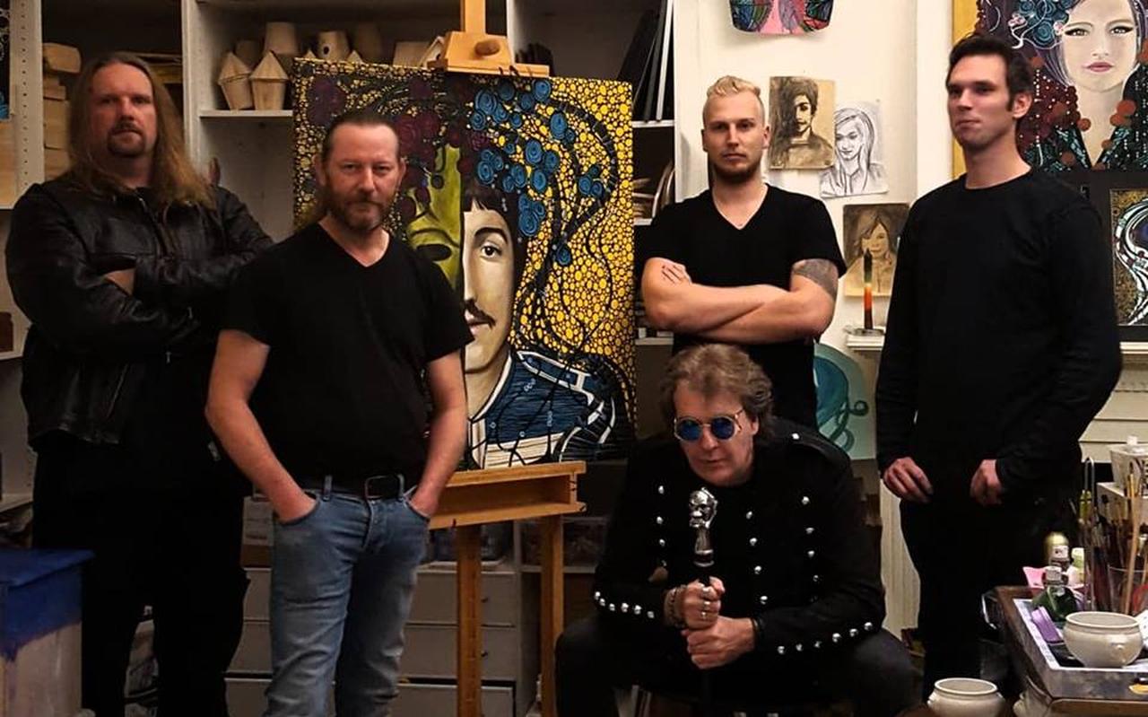 Burning rondom het hoesontwerp voor de e.p. The P.I.D. files, van links naar rechts Renee Knegt, Johnny Karst, Hugo Koch, Mas Prevoo en Robin Zinger. Foto: Marion van der Veen Burning rondom het hoesontwerp voor de e.p. The P.I.D. files, van links naar rechts Renee Knegt, Johnny Karst, Hugo Koch, Mas Prevoo en Robin Zinger. Foto: Marion van der Veen