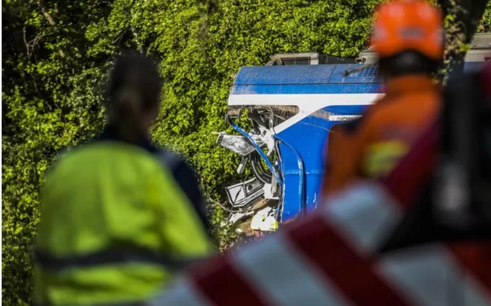 Hulpverleners bekijken de rampplek in Hooghalen.