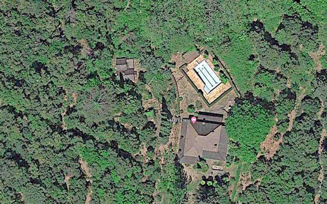 Beeld van de geïsoleerde boerderij op Google Maps.
