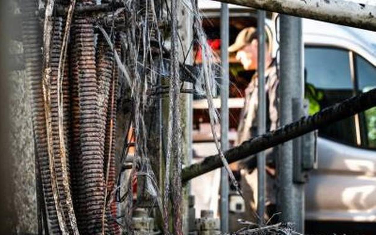 Er zijn al meerdere 5G masten in brand gestoken. Er zijn al meerdere 5G masten in brand gestoken.