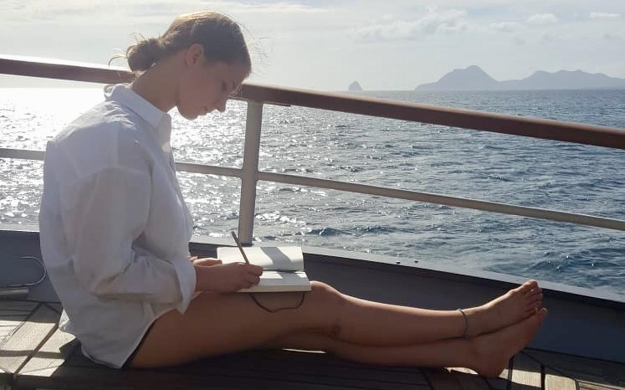 Annabel Weber uit Noordscheschut relaxt even op het dek van zeilschip de Wylde Swan, waarmee ze oceaan overstak. Annabel Weber uit Noordscheschut relaxt even op het dek van zeilschip de Wylde Swan, waarmee ze oceaan overstak.