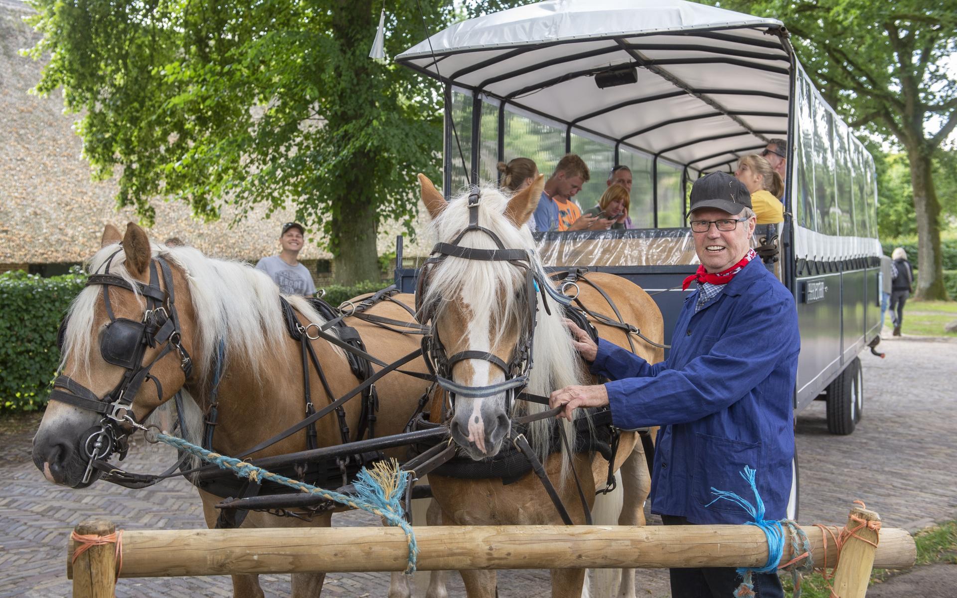 Terug van weggeweest in Orvelte: de paardentram. Bertus uit Wijster springt in gat en leidt nu toeri