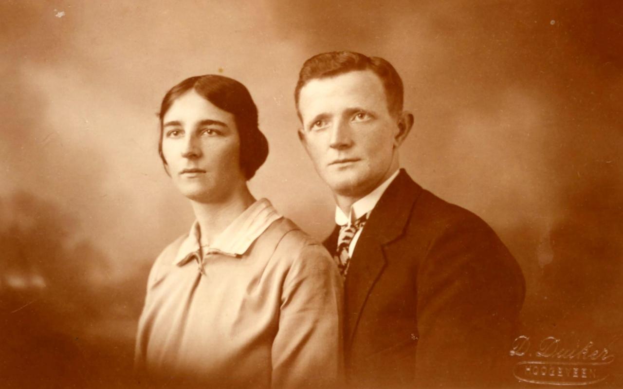 Het echtpaar Johannes en Dien (Dina) Post. Het echtpaar Johannes en Dien (Dina) Post.