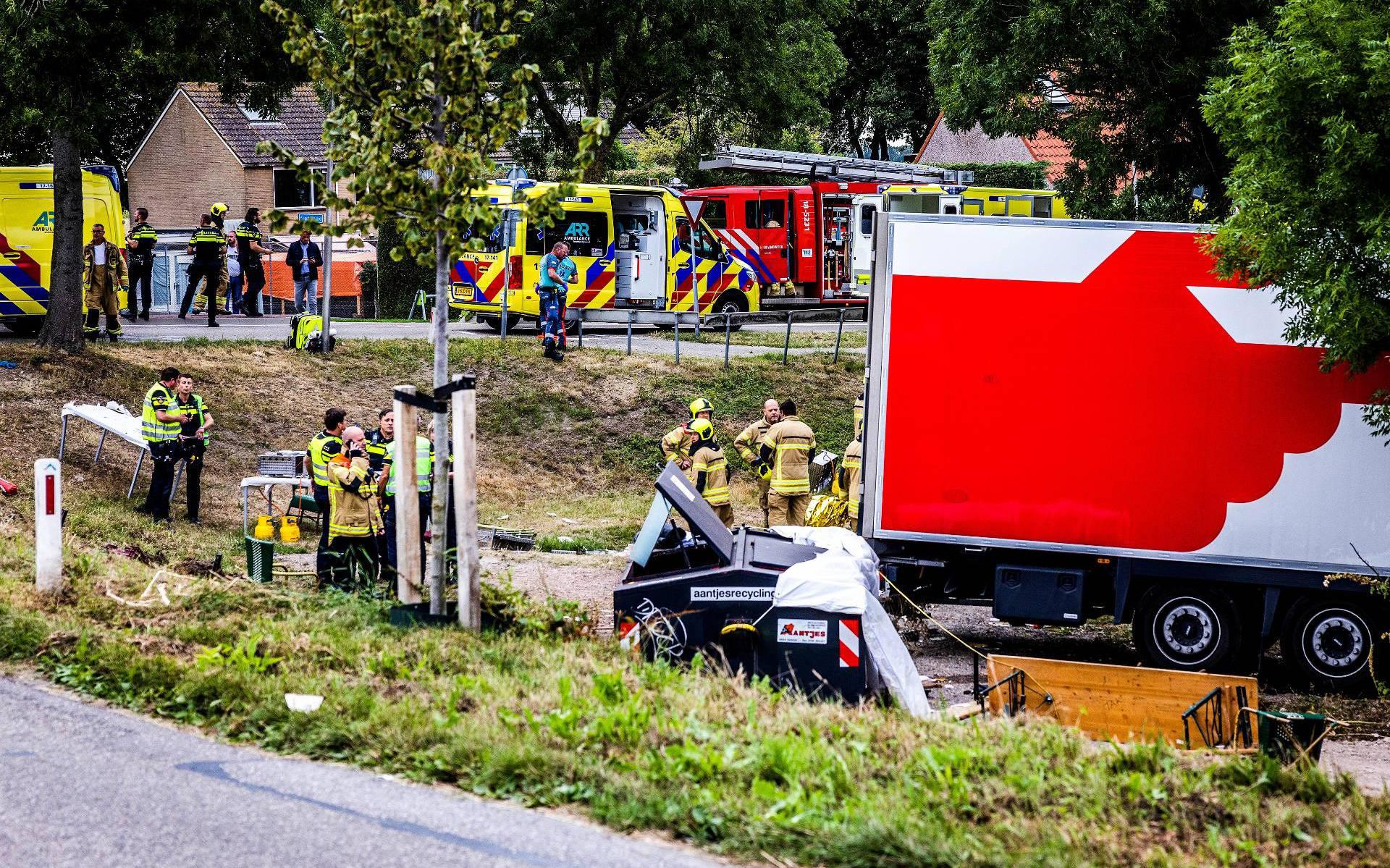 Vrachtwagen Die Inreed Op Buurtfeest Nieuw-Beijerland Geborgen ...