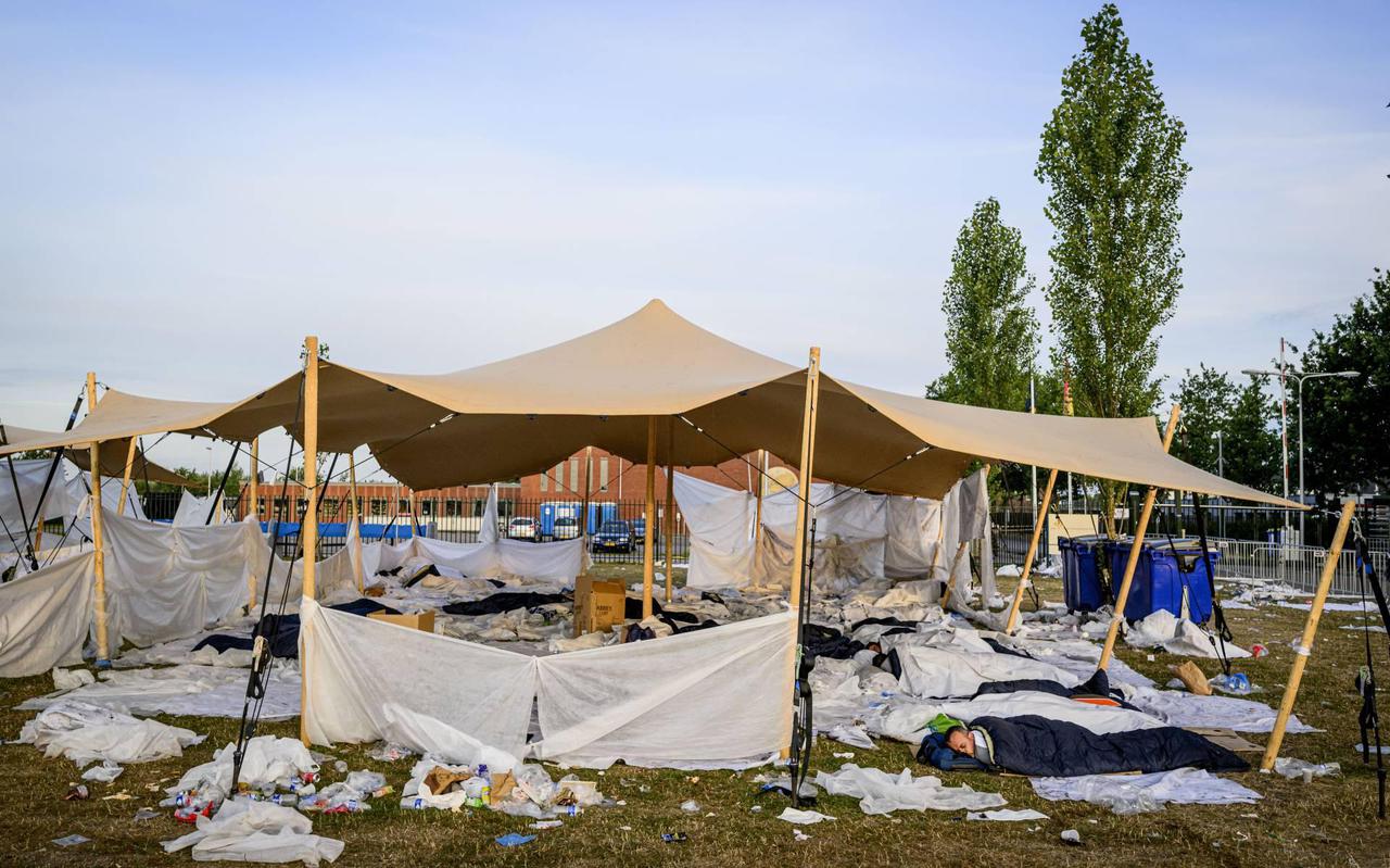 Onder de luifels voor het asielcentrum in Ter Apel was het de afgelopen dagen chaos.