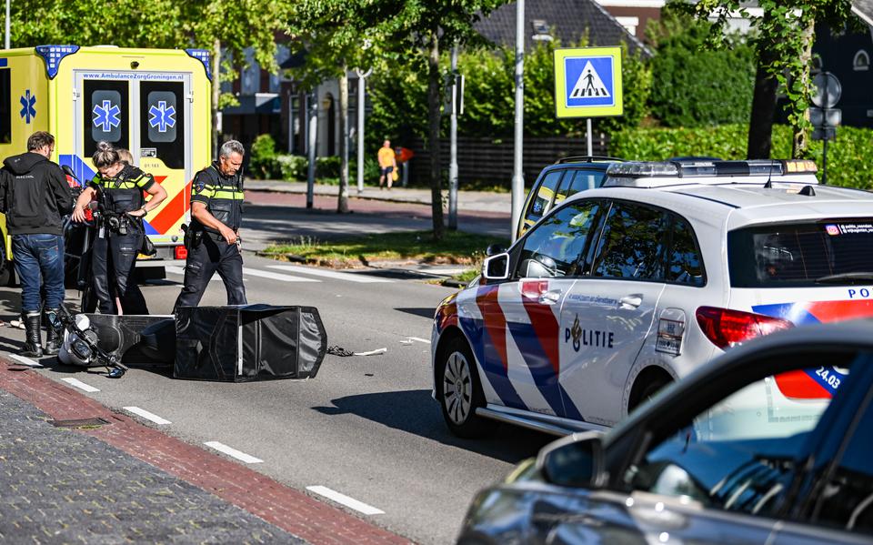 Pizzabezorger op scooter raakt gewond bij botsing met auto in Hoogezand.