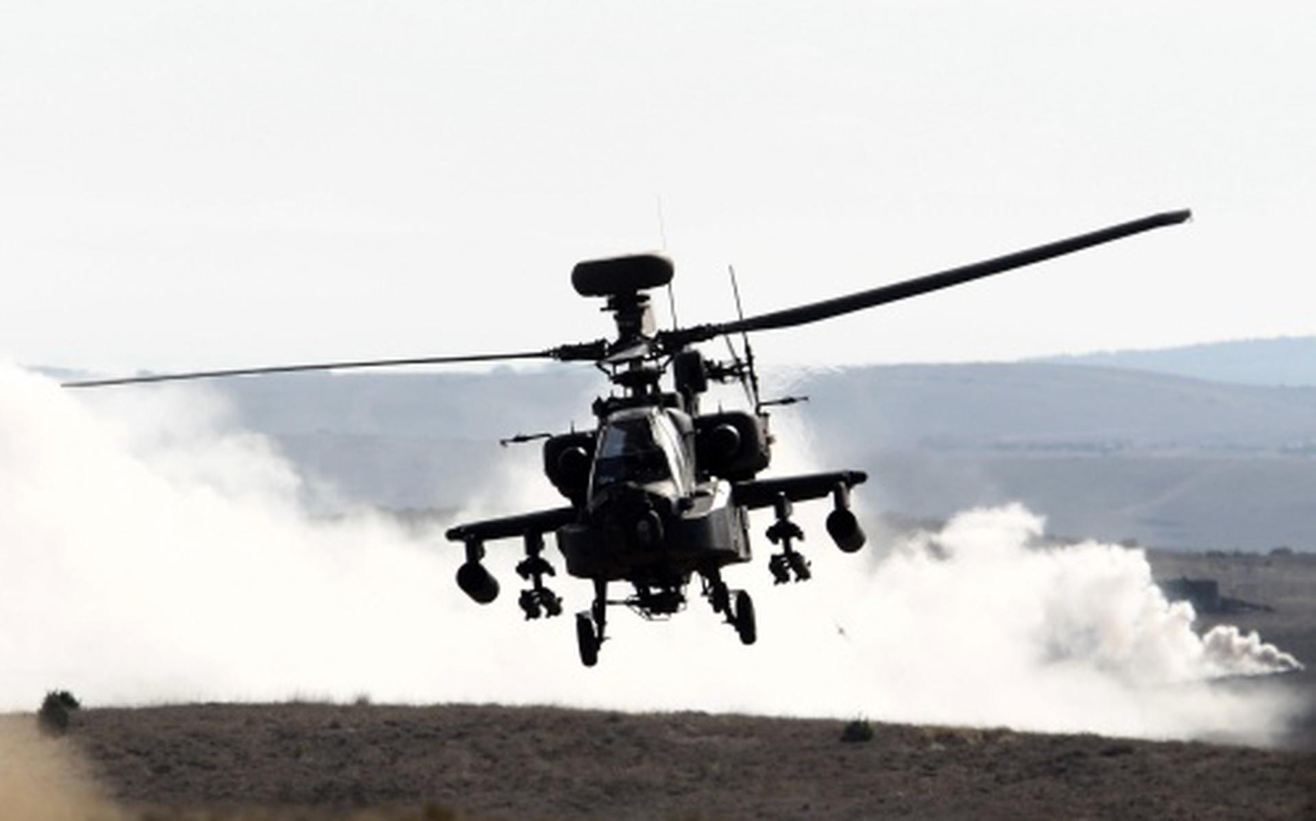 Weer voorzorgslanding Apache-heli in weiland