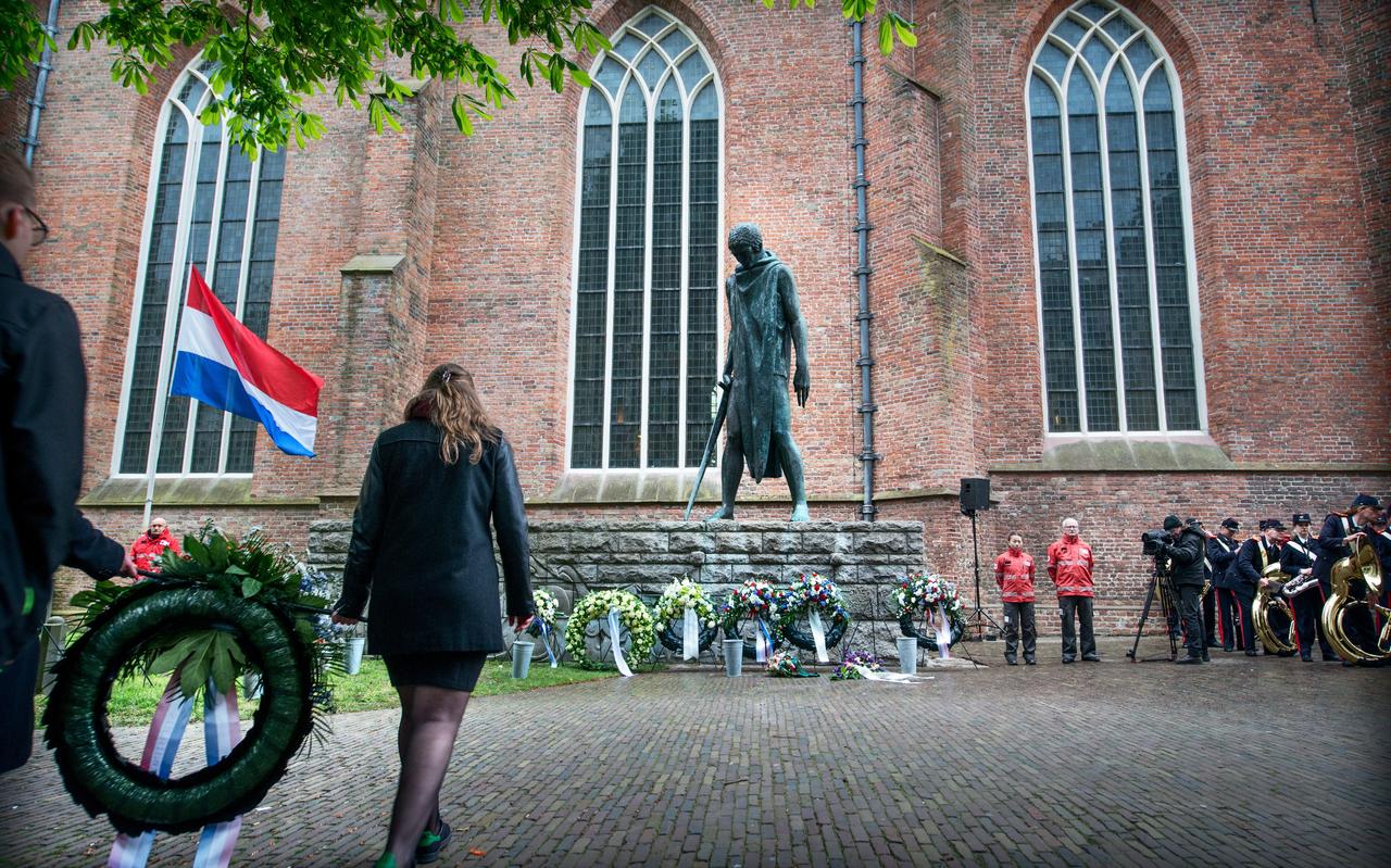 Een krans wordt gelegd tijdens de dodenherdenking in Groningen. Foto: Archief DvhN/Corné Sparidaens Een krans wordt gelegd tijdens de dodenherdenking in Groningen. Foto: Archief DvhN/Corné Sparidaens