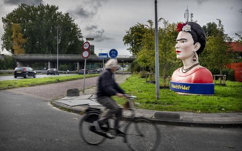 Op de hoek van de Virulystraat bij de Ringweg-Noord staat sinds kort het beeld van Frida Kahlo, afkomstig uit Assen.