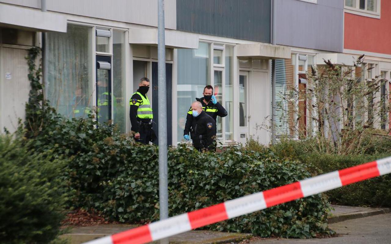 De politie tijdens het onderzoek van de zaak in de Briljantstraat in Groningen.