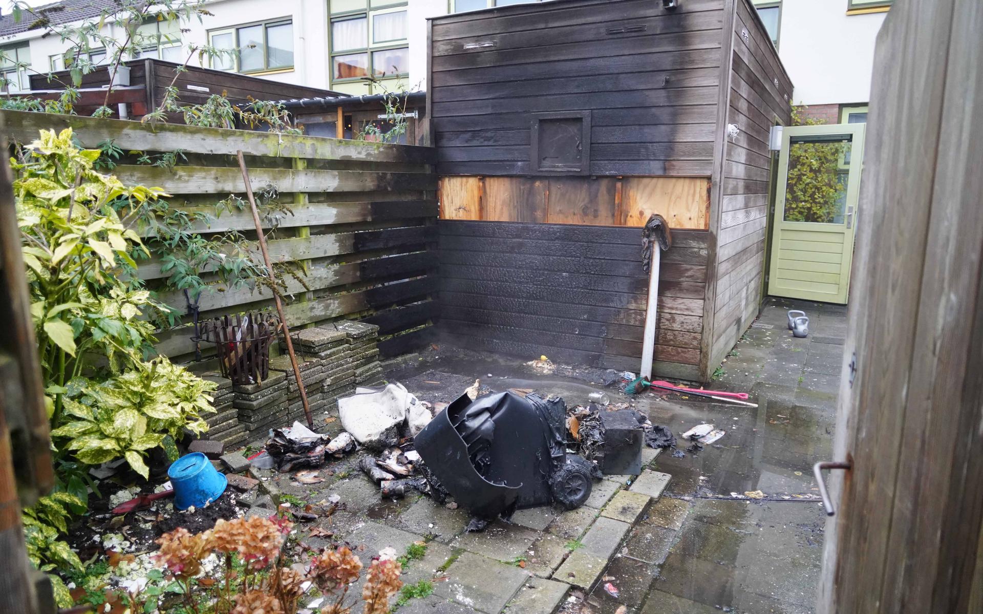 Een brandje in een vuilcontainer beschadigde een schuur in een tuin in Nieuw-Roden.