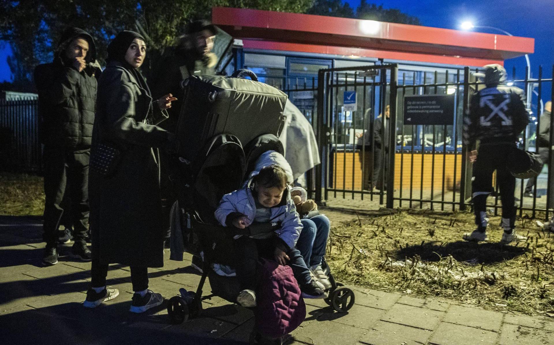 Nareizende gezinnen met kinderen wachtten in de opvangcrisis van vorig jaar regelmatig buiten in Ter Apel.