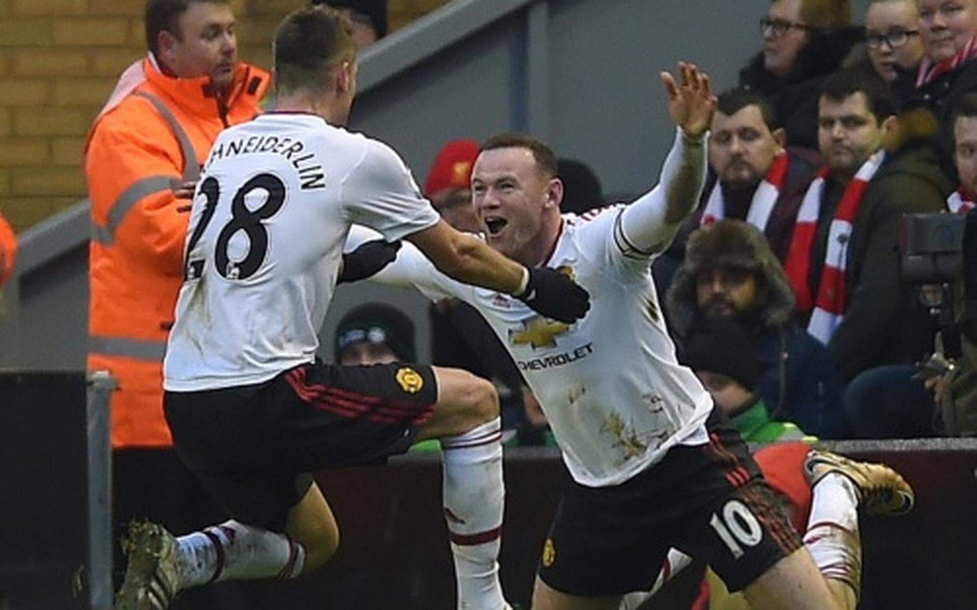 Rooney redt Van Gaal