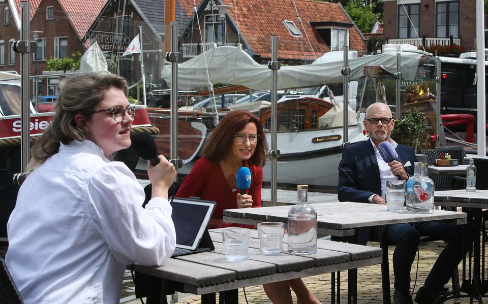 Vlnr. Presentator Karlijn ter Horst, psycholoog Irma van Steijn en gedragswetenschapper Arie Dijkstra bij Zomer Live op het terras van hotel-restaurant Oostergoo in Grou. 