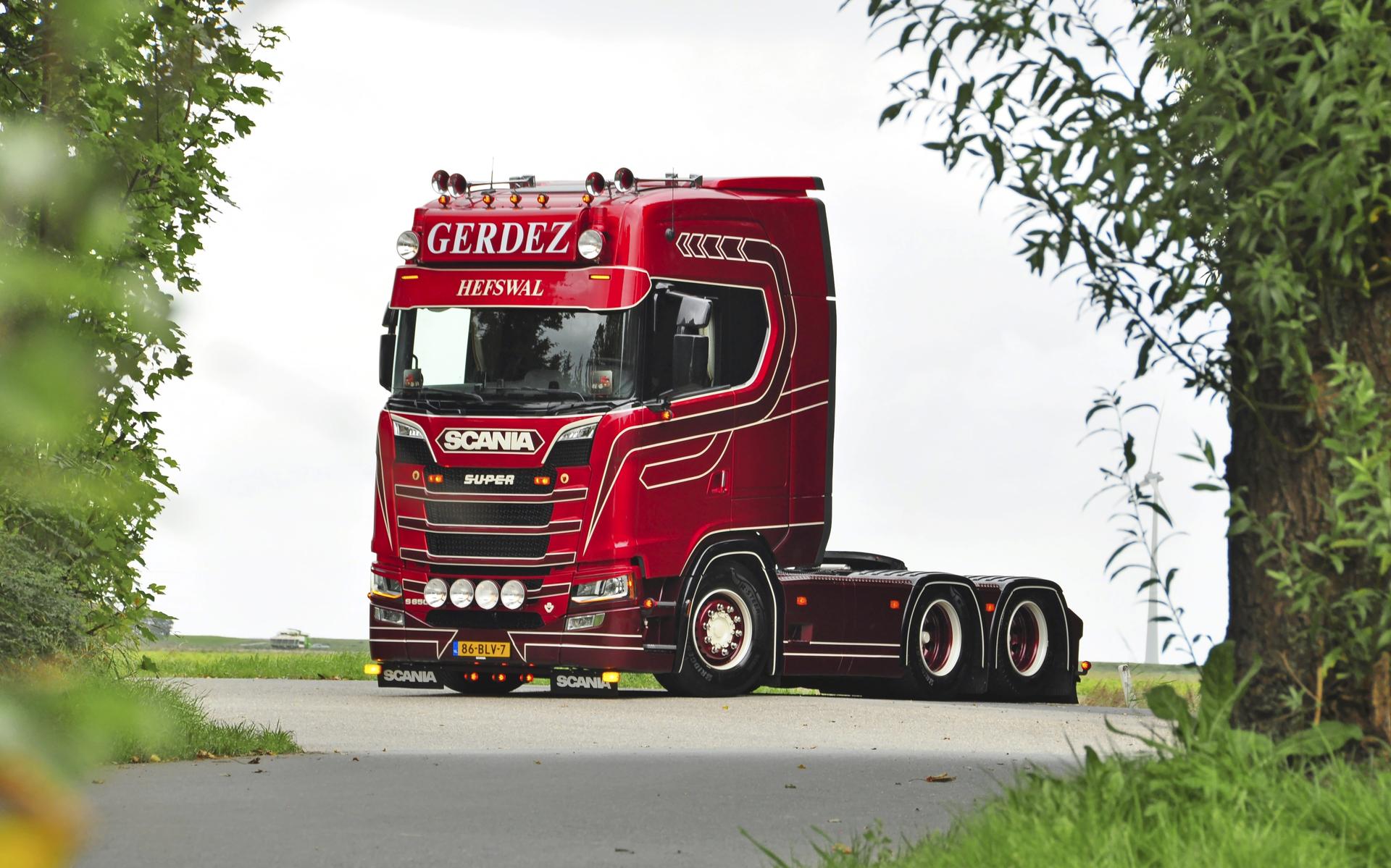 Trucks van chauffeurs uit Beilen en Uithuizermeeden doen gooi naar titel 'Mooiste Truck van Nederlan