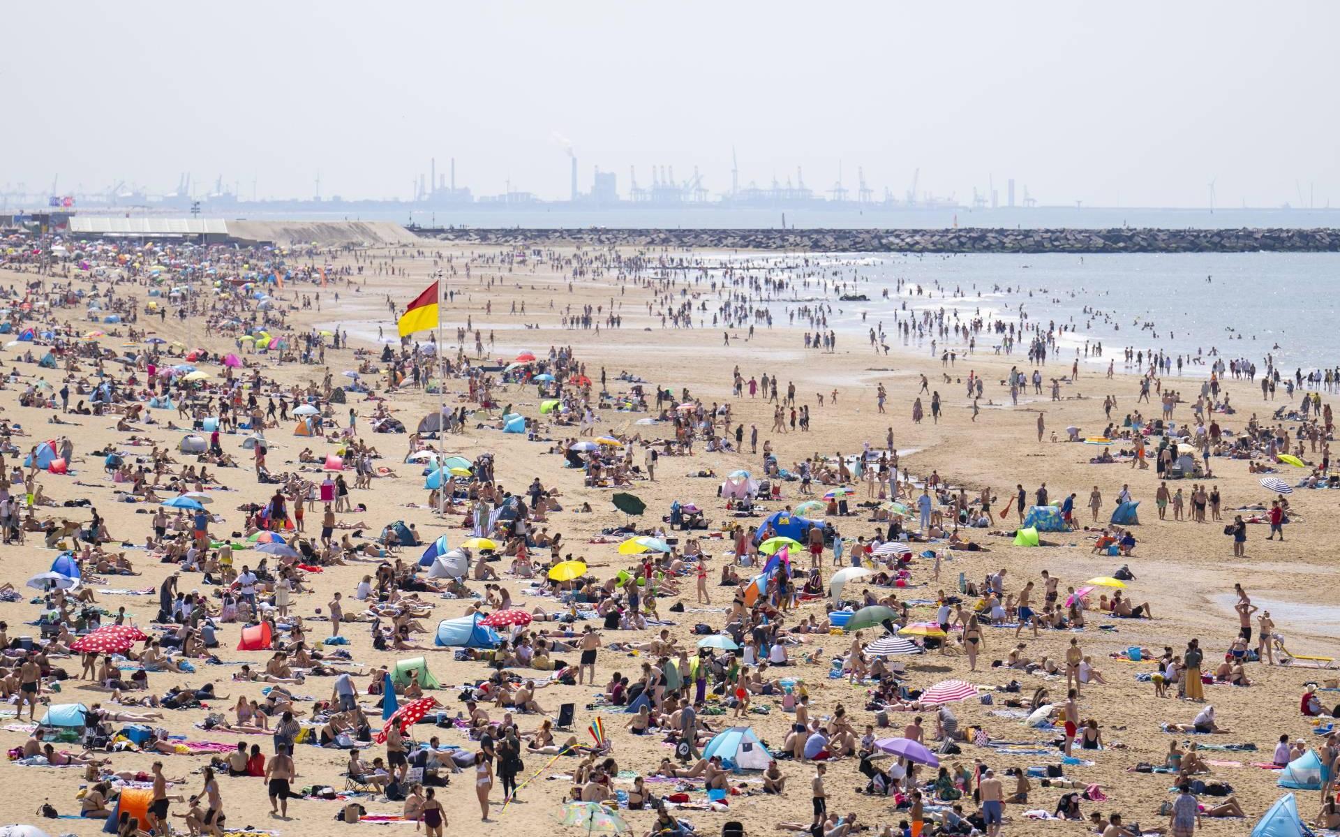 Opnieuw druk op stranden op tropische zondag