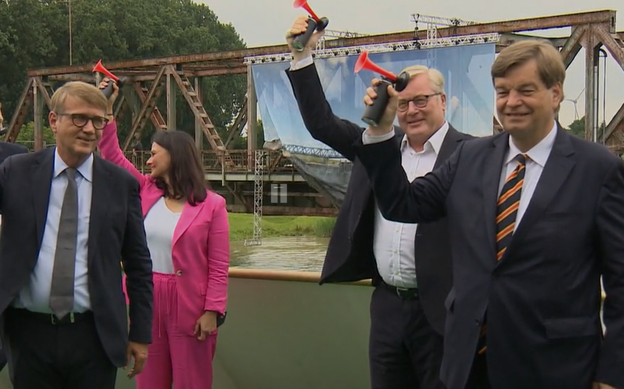 Bestuurders uit Duitsland hebben met scheepsgetoeter het startsein gegeven voor de bouw van de Friesenbrücke bij Weener. Bestuurders uit Duitsland hebben met scheepsgetoeter het startsein gegeven voor de bouw van de Friesenbrücke bij Weener.