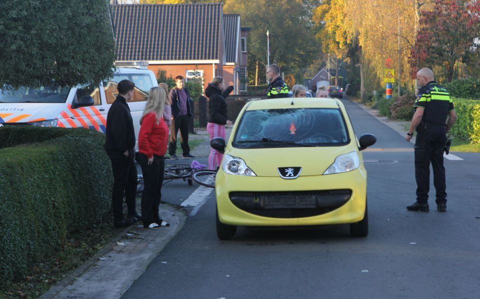 Meisje op Verbindingsweg in Musselkanaal aangereden door automobilist. Meisje op Verbindingsweg in Musselkanaal aangereden door automobilist.
