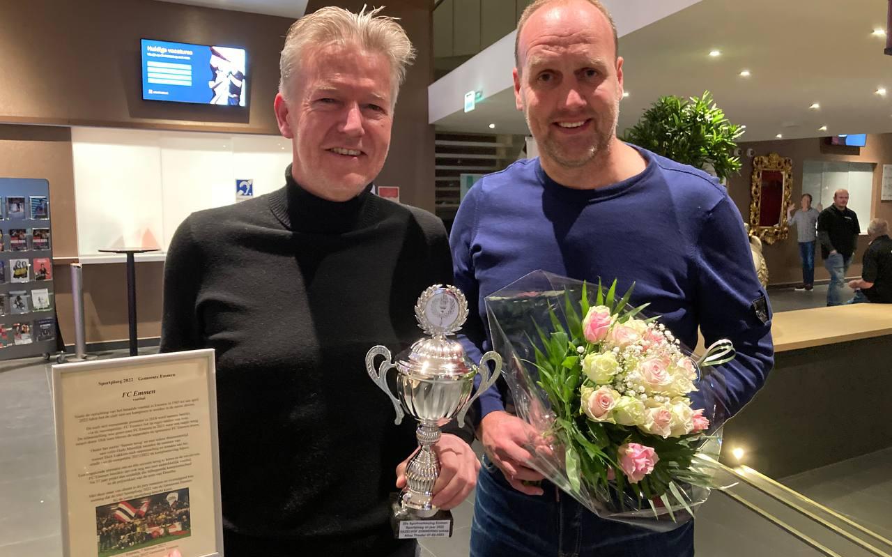 Voorzitter Ronald Lubbers (links) en trainer Dick Lukkien vertegenwoordigden de Emmer Sportploeg van het Jaar 2022: FC Emmen