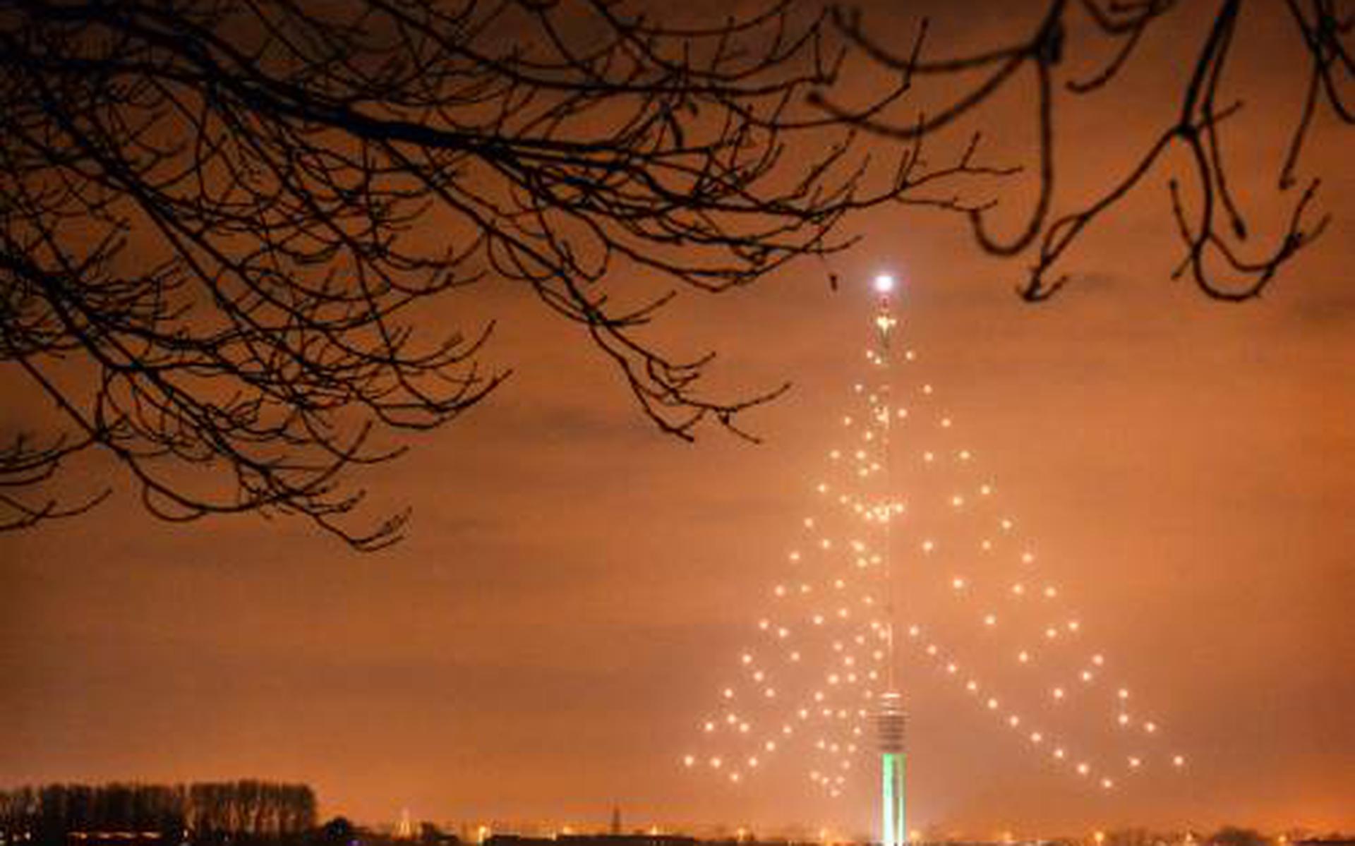 'Grootste kerstboom ter wereld' gaat weer aan Dagblad van het Noorden