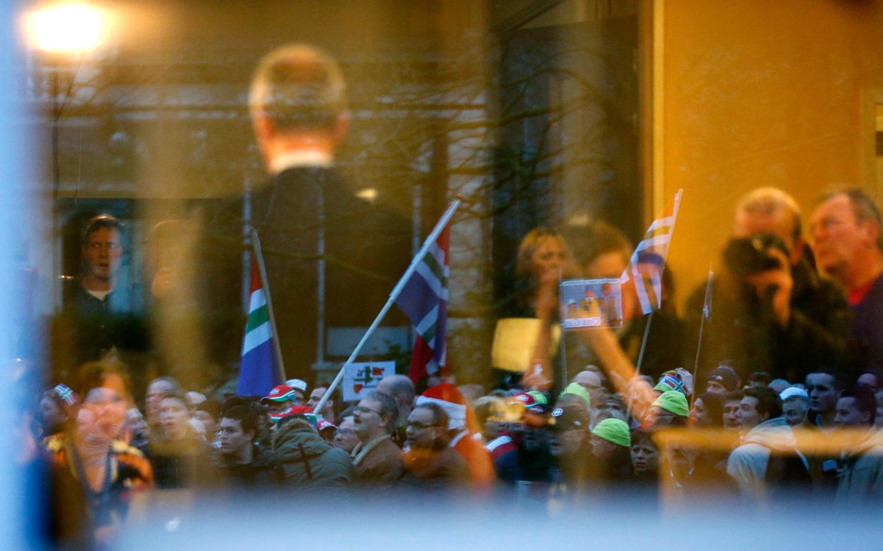 Minister Henk Kamp bezoekt Loppersum, waar luid geprotesteerd wordt. Minister Henk Kamp bezoekt Loppersum, waar luid geprotesteerd wordt.