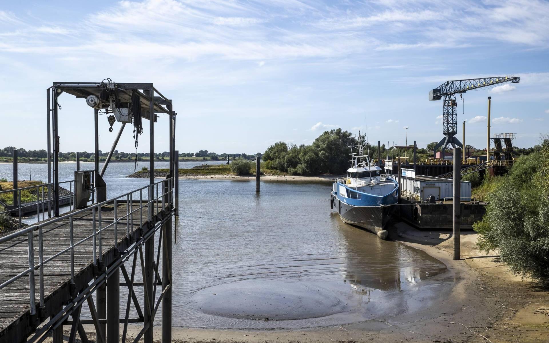 Rijn bereikt laagste waterstand ooit en zakt verder - Dagblad van het