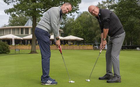 Niels van der Weerd en Marcel Kocks (rechts) op golfbaan de Gelpenberg. 