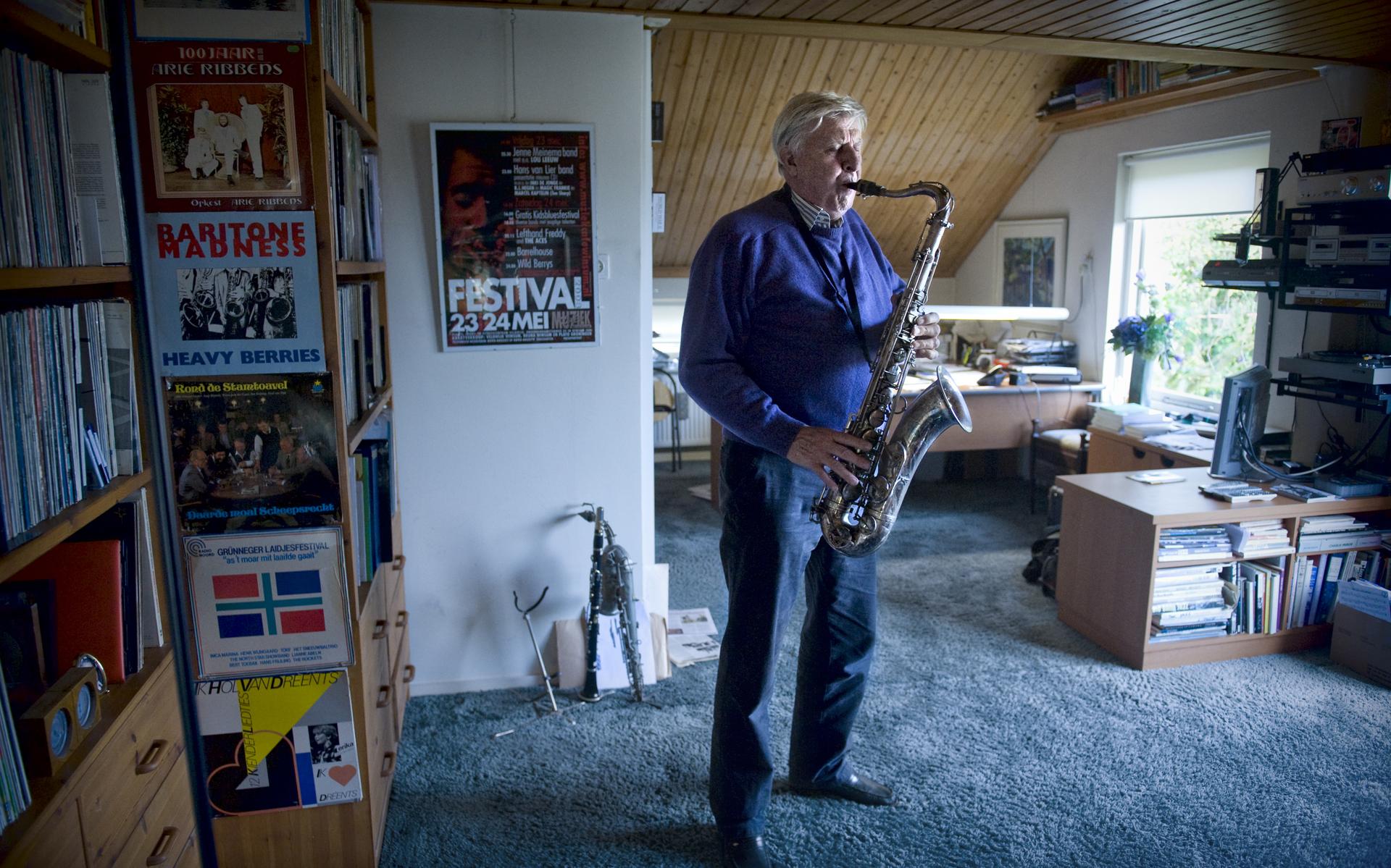 Saxofonist Jenne Miedema vierde in 2009 zijn 60-jarig artiestenjubileum.