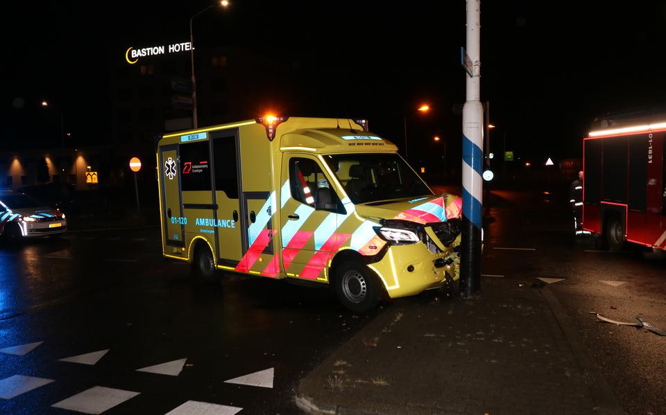 Auto brandt uit na botsing met ambulance in Groningen.