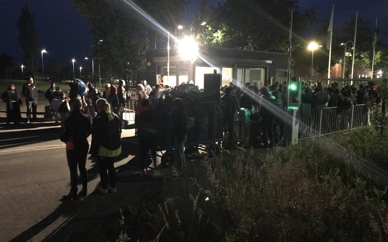 Asielzoekers stonden dinsdagavond laat weer te wachten voor de hekken van het volle aanmeldcentrum in Ter Apel. Asielzoekers stonden dinsdagavond laat weer te wachten voor de hekken van het volle aanmeldcentrum in Ter Apel.
