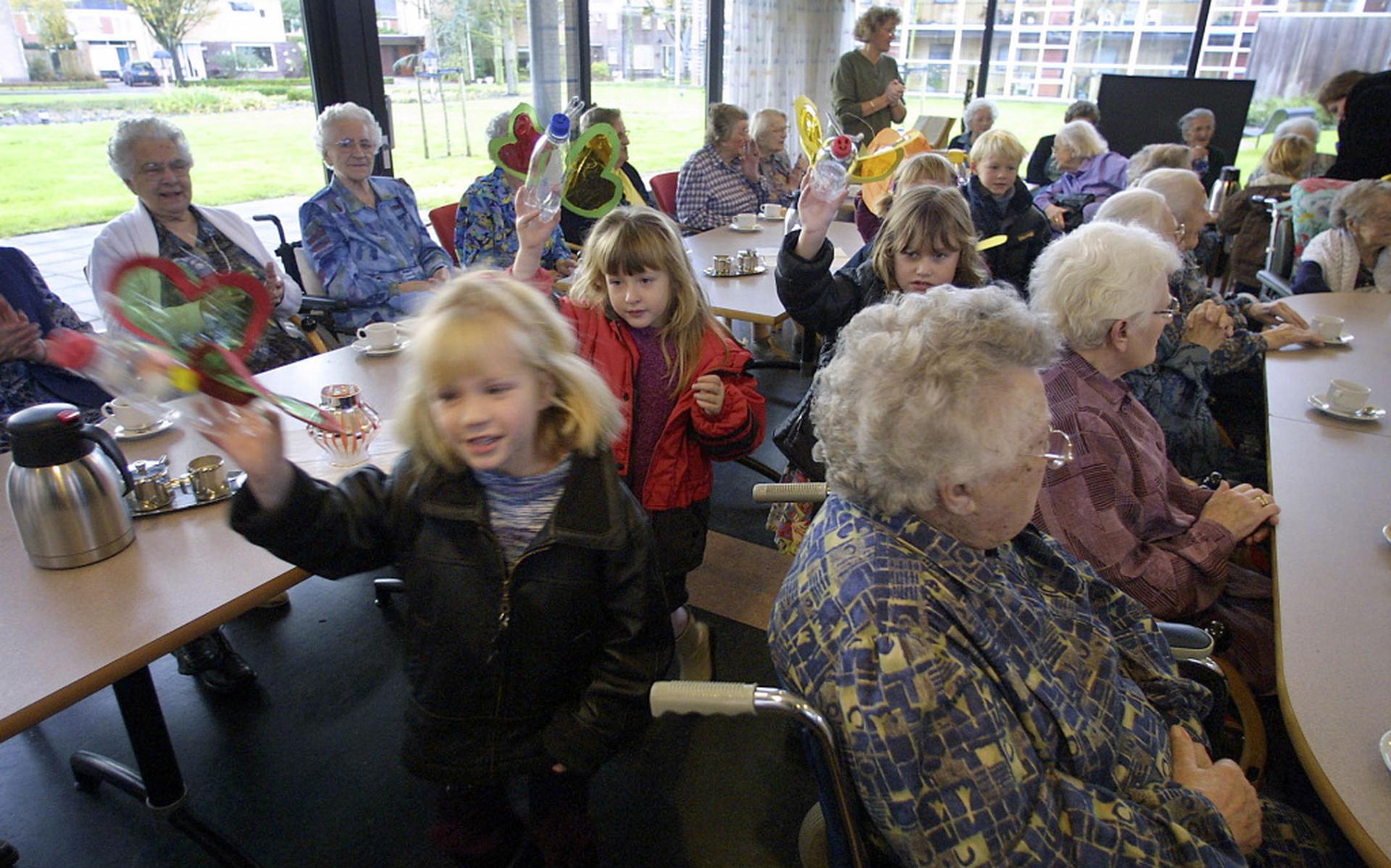 Op de foto: kinderen van een basisschool op bezoek bij De Wierde in 2001. FOTO ARCHIEF DvhN