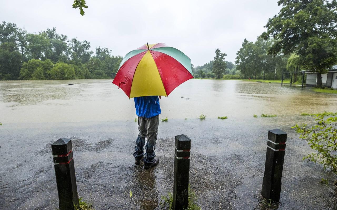 30 vermisten na instorting huizen door regenval in Rijnland-Palts. 30 vermisten na instorting huizen door regenval in Rijnland-Palts.