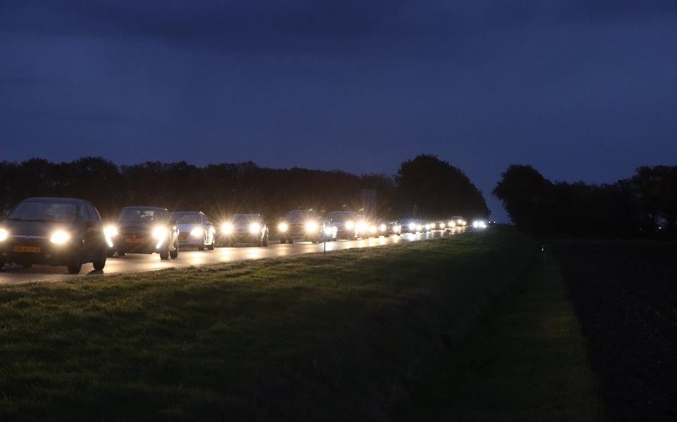Invallen duisternis zorgt voor drukte. Autos botsen bij Emmen en Veendam en fietsers aangereden in Groningen en Delfzijl.