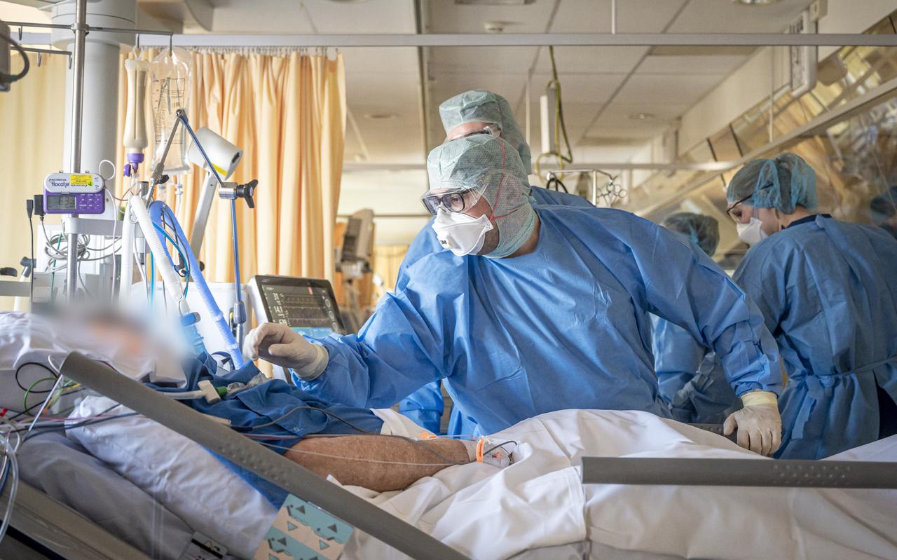 De intensive care in het Wilhelmina Ziekenhuis Assen waar coronapatienten liggen. De intensive care in het Wilhelmina Ziekenhuis Assen waar coronapatienten liggen.