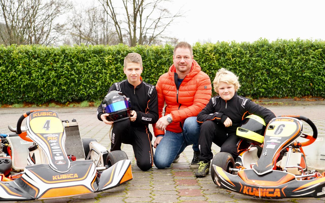 De beloftevolle kartracers Luca (13) en Mika (8) Kayser uit Emmen willen niets liever dan in de voetsporen treden van wereldkampioen Max Verstappen. Op de foto worden de beide beloftevolle coureurs geflankeerd door vader Bennie.